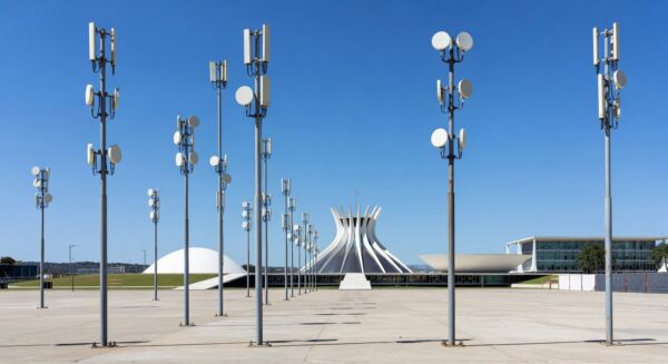 Antena de Wi-Fi público em praça de Brasília, representando expansão do Wi-Fi Social DF para 2026.