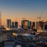 Vista panorâmica do skyline de Brasília, representando trajetória empreendedora e desafios econômicos no DF.