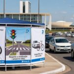 Viaturas do Detran-DF em rua de Brasília durante ação educativa de segurança viária.