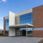 Fachada de hospital público em Brasília, representando fila para colonoscopias no DF.
