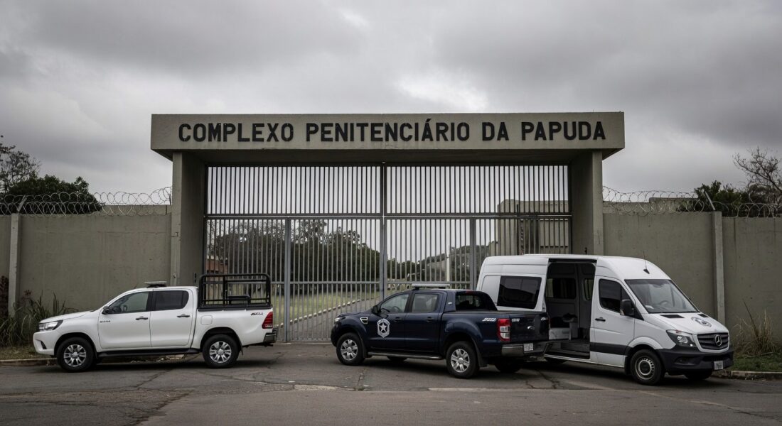 Entrada do Complexo Penitenciário da Papuda com viaturas da Polícia Federal, representando Operação Compliance Zero e prisão de ex-presidente do BRB.