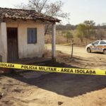 Cena de crime isolada com fita policial em casa em Planaltina, DF, após chacina familiar.