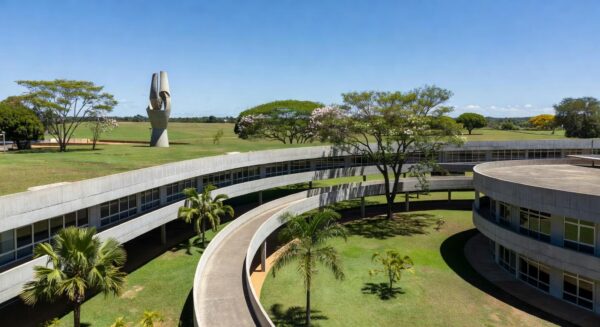 Nova escola pública em Brasília com arquitetura modernista, linhas curvas e concreto aparente, integrada ao planalto central.