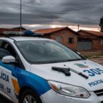 Viatura da PMDF em rua do Setor Leste do Gama com simulacro de arma e faca, representando detenção policial.