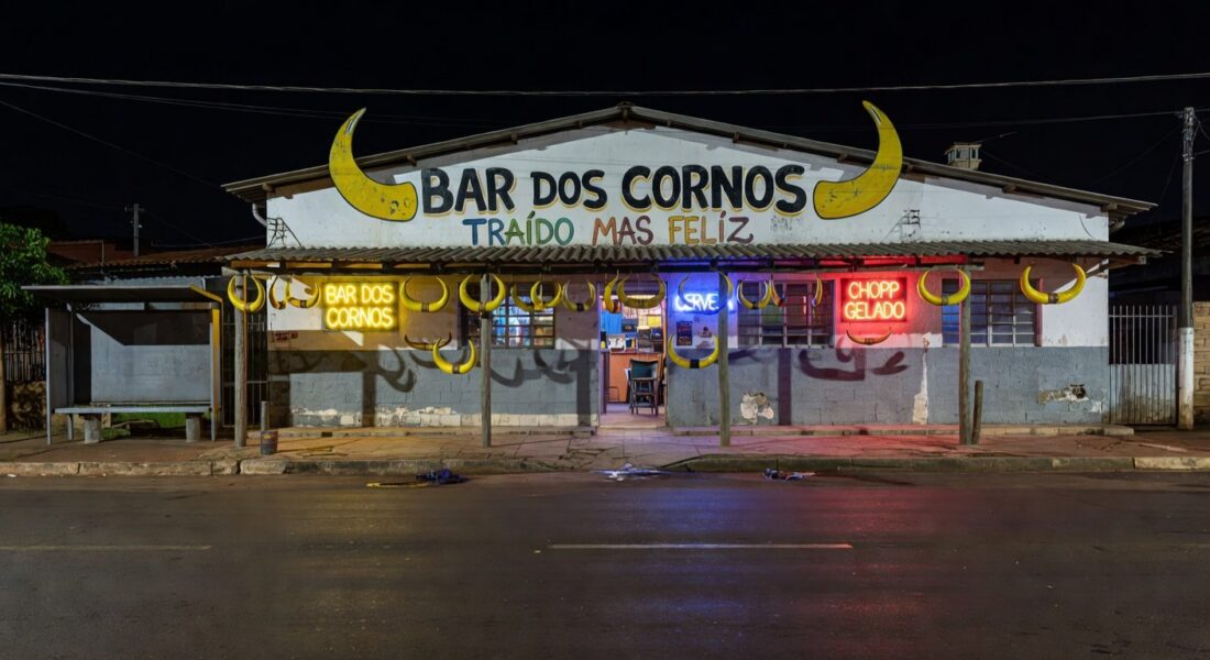 Fachada do Bar dos Cornos no Gama, com decoração temática de chifres e humor sobre traição.