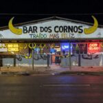 Fachada do Bar dos Cornos no Gama, com decoração temática de chifres e humor sobre traição.