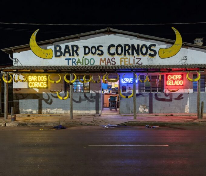 Fachada do Bar dos Cornos no Gama, com decoração temática de chifres e humor sobre traição.