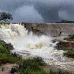 Barragem de Santa Maria transbordando no DF, expondo falhas na gestão hídrica.