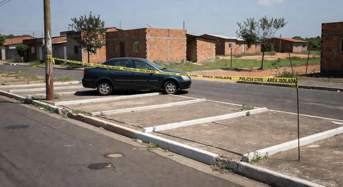 Rua em Samambaia com vagas de estacionamento e viatura policial, representando briga por vaga que levou a assassinato.