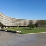 Edifício moderno em Brasília representando inauguração de ponto de apoio do MTE e parceria para 100 unidades no Brasil.