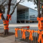 Fitas laranjas em praça de Brasília simbolizando campanha Maio Laranja contra abuso sexual infantil do MPDFT