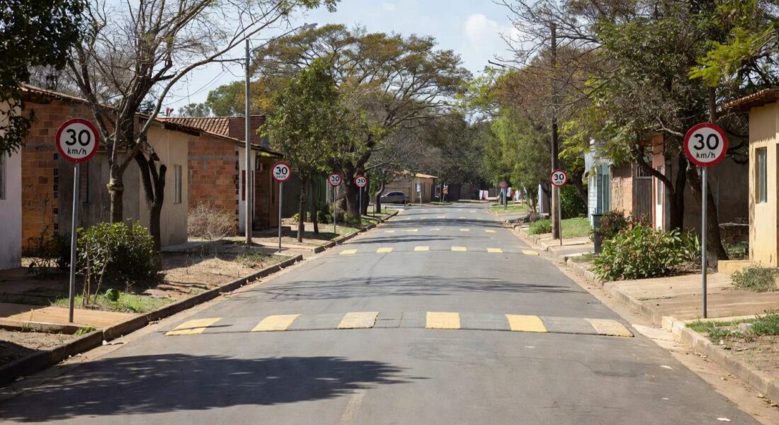 Rua do Setor de Indústrias do Gama com sinalização de Zona 30 e sentido único