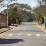 Rua do Setor de Indústrias do Gama com sinalização de Zona 30 e sentido único