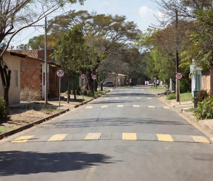 Rua do Setor de Indústrias do Gama com sinalização de Zona 30 e sentido único