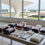 Bolsas de sangue e vacinas em centro de doação no Distrito Federal