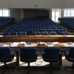 Plenário vazio da CLDF em Brasília simbolizando ruptura política no MDB