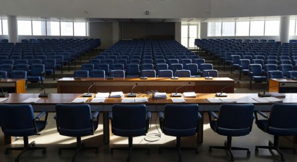 Plenário vazio da CLDF em Brasília simbolizando ruptura política no MDB