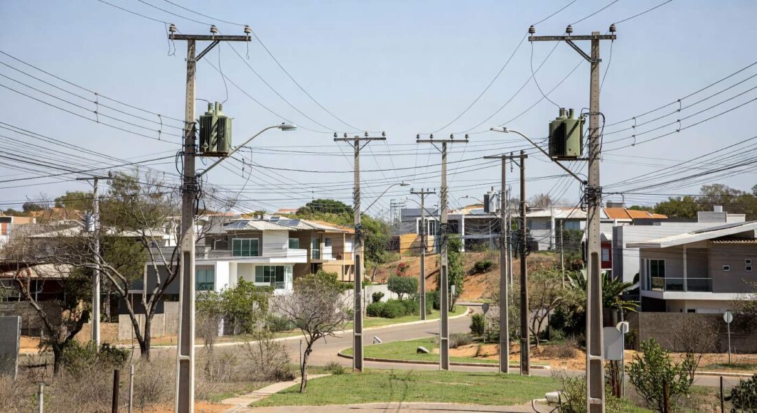 Postes e rede elétrica em bairro residencial de Brasília durante interrupção de energia da Neoenergia