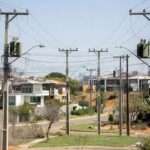 Postes e rede elétrica em bairro residencial de Brasília durante interrupção de energia da Neoenergia