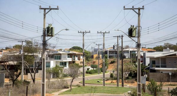 Postes e rede elétrica em bairro residencial de Brasília durante interrupção de energia da Neoenergia