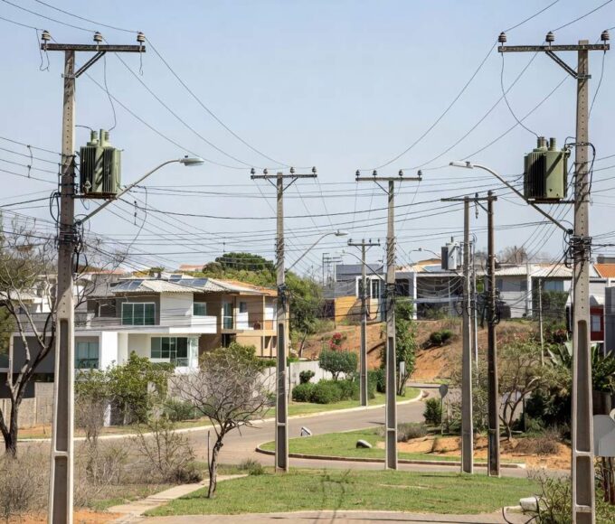 Postes e rede elétrica em bairro residencial de Brasília durante interrupção de energia da Neoenergia