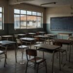 Sala de aula vazia simbolizando estagnação da EJA no Brasil