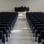 Plenário vazio da Câmara Legislativa do DF representando homenagens sem ações para enfermagem