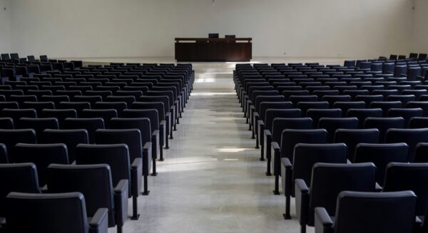 Plenário vazio da Câmara Legislativa do DF representando homenagens sem ações para enfermagem