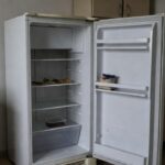 Mesa com alimentos escassos simbolizando insegurança alimentar de idosos no DF
