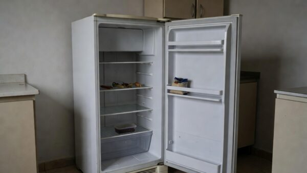 Mesa com alimentos escassos simbolizando insegurança alimentar de idosos no DF