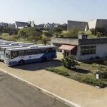 Ônibus de transporte gratuito em frente a restaurante comunitário em Ceilândia