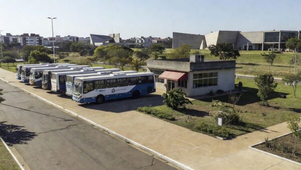 Ônibus de transporte gratuito em frente a restaurante comunitário em Ceilândia