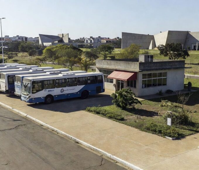 Ônibus de transporte gratuito em frente a restaurante comunitário em Ceilândia