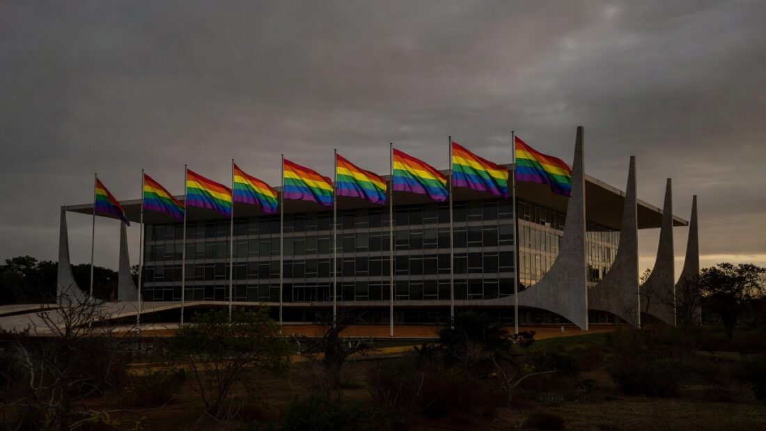 Sessão solene na CLDF homenageando Orgulho LGBTI+ enquanto discriminação cresce no DF
