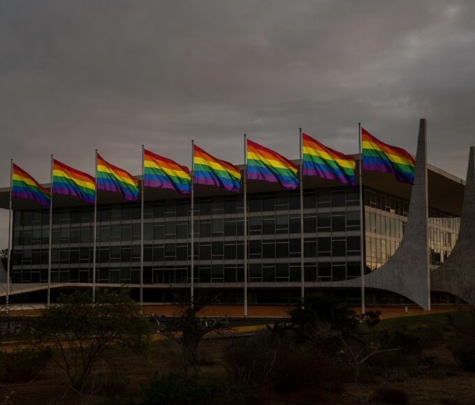 Sessão solene na CLDF homenageando Orgulho LGBTI+ enquanto discriminação cresce no DF