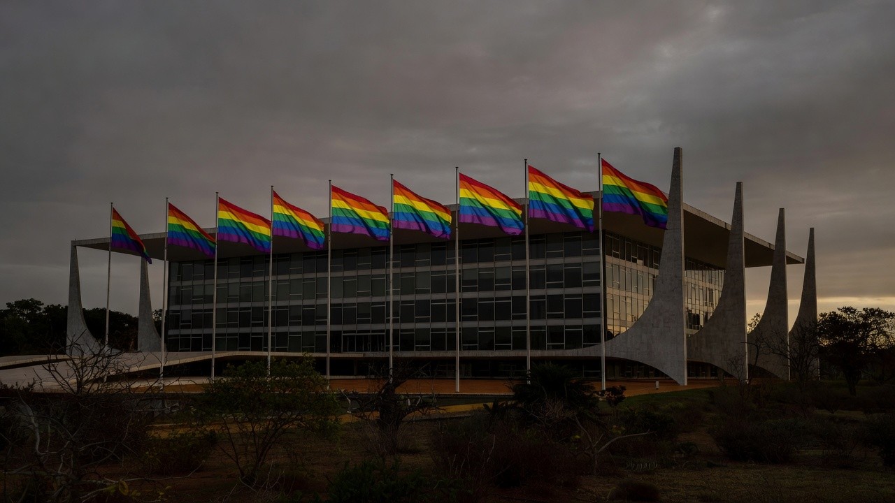 Sessão solene na CLDF homenageando Orgulho LGBTI+ enquanto discriminação cresce no DF