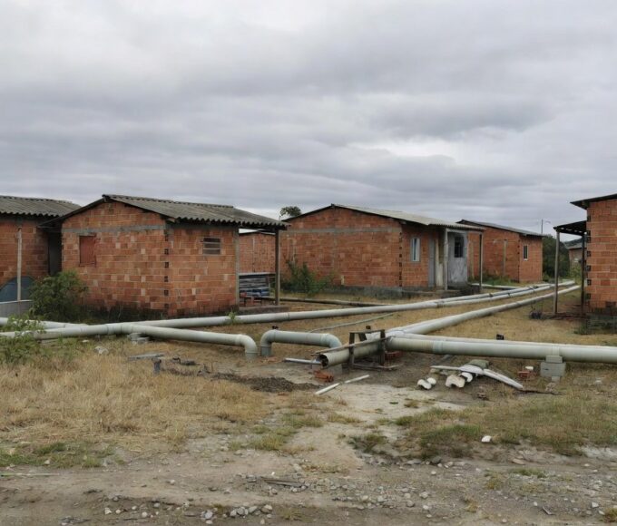 Conexões clandestinas de água sendo regularizadas na Fercal, DF