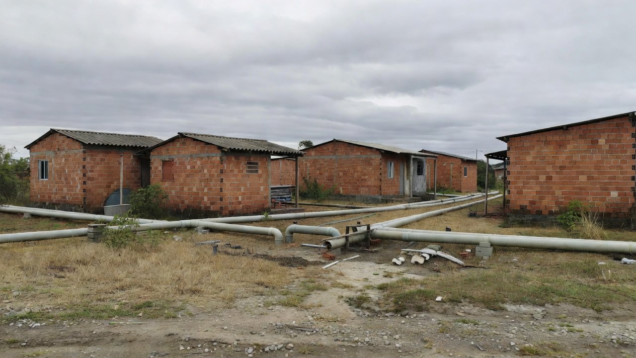 Conexões clandestinas de água sendo regularizadas na Fercal, DF