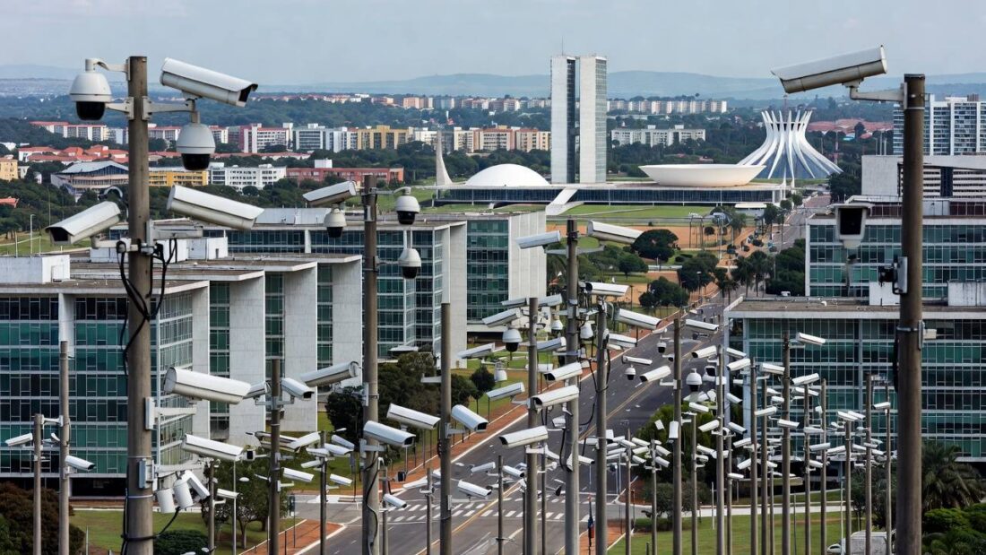 Câmeras de segurança da Plataforma DF 360º com IA instaladas no CONIC em Brasília