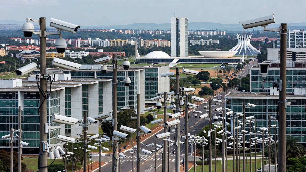 Câmeras de segurança da Plataforma DF 360º com IA instaladas no CONIC em Brasília