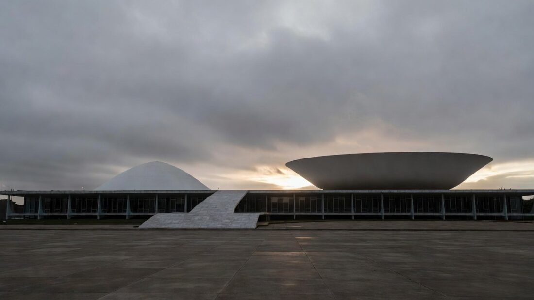 Vista da Esplanada dos Ministérios em Brasília sob céu nublado