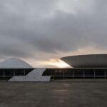 Vista da Esplanada dos Ministérios em Brasília sob céu nublado