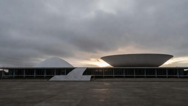 Vista da Esplanada dos Ministérios em Brasília sob céu nublado