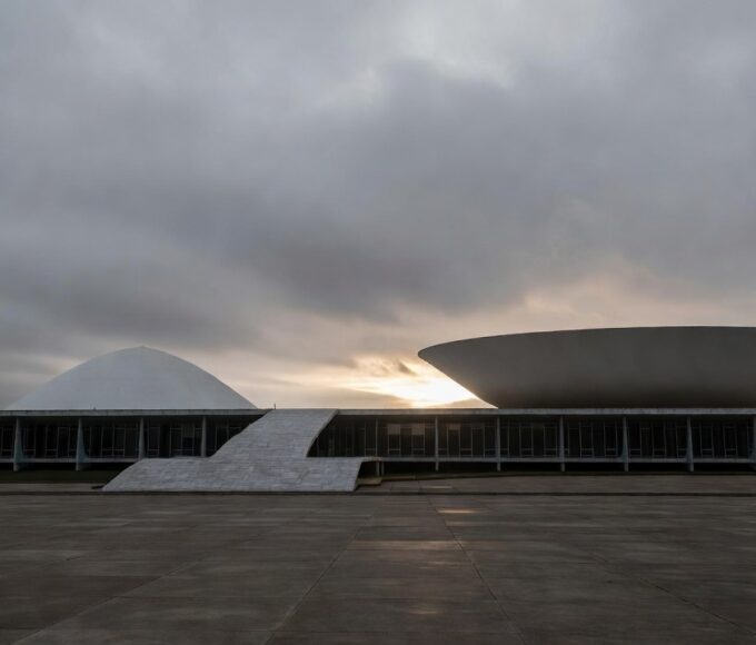 Vista da Esplanada dos Ministérios em Brasília sob céu nublado