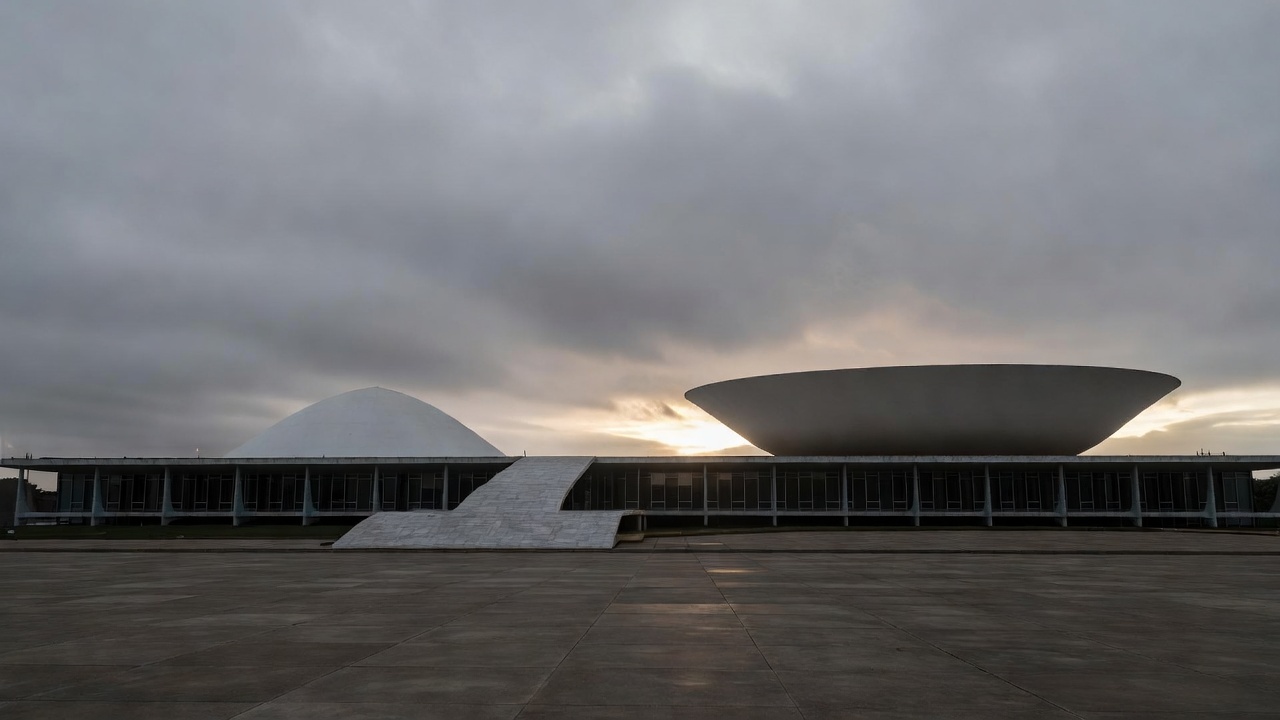 Vista da Esplanada dos Ministérios em Brasília sob céu nublado