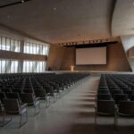 Idosos em auditório em Brasília durante evento sobre prevenção de fraudes e violência