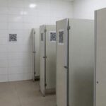 QR Codes instalados em banheiros do DF para combater violência contra a mulher