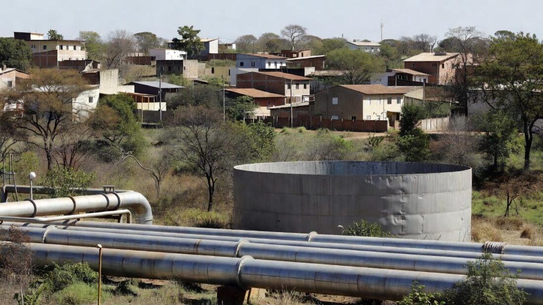 Reservatório e tubulações de água em Gama, DF