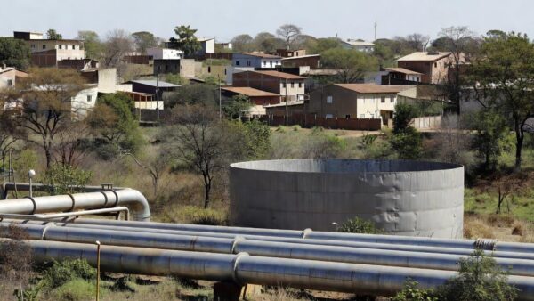 Reservatório e tubulações de água em Gama, DF