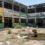 Escola pública precária em Brasília com infraestrutura deteriorada
